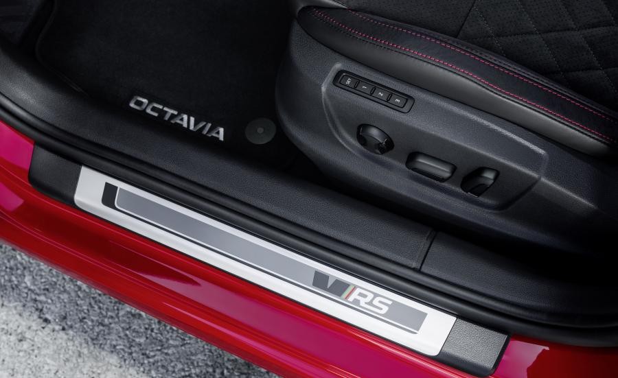 Детали интерьера Skoda Octavia RS 245 (5E) 2017 года  (WW) (фото 22 из 50)